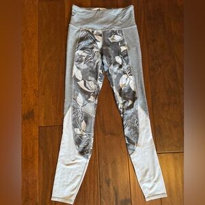 Athleta Gray & White Floral Leaf Print Leggings
